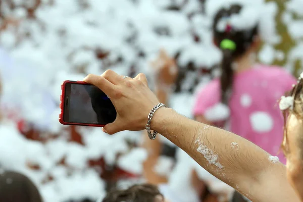 Gente Toma Una Selfie Con Teléfono Móvil Espuma Jabonosa Concierto — Foto de Stock