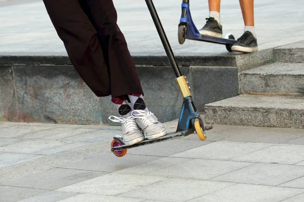 Adolescente Pula Scooter — Fotografia de Stock