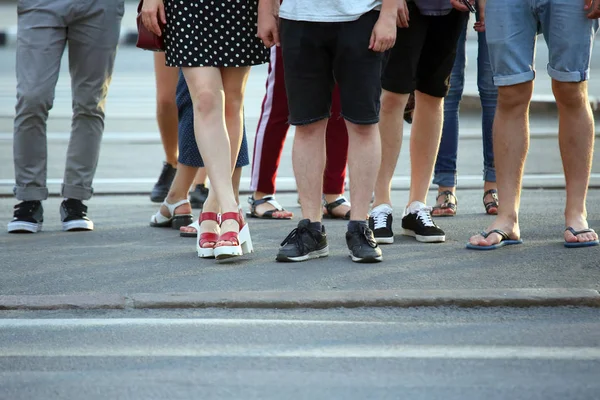 Füße Von Menschen Die Auf Grünes Licht Warten — Stockfoto