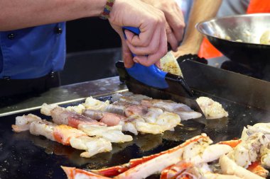 aşçı farklı et balık sokak soba Barbekü üzerinde hazırlar