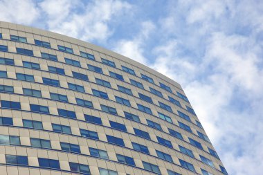 Mavi gökyüzü arka plan üzerinde Windows ile binanın cephe