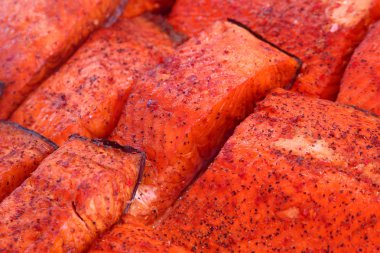 kırmızı balık fileto biber ile dilim tezgahın üstüne kesmek