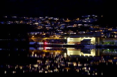 Gece şehir Odda su yansıması. Norveç