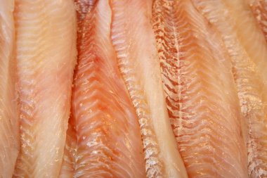 Counte üzerinde kırmızı balık fileto kesilmiş