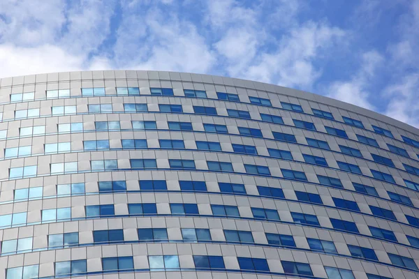 Mavi gökyüzü arka plan üzerinde Windows ile binanın cephe