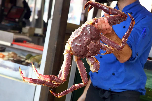 Cucinare Tenendo Granchio Grande — Foto Stock