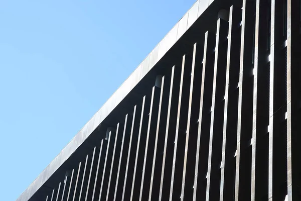 Façade Bâtiment Avec Des Fenêtres Sur Fond Ciel Bleu — Photo