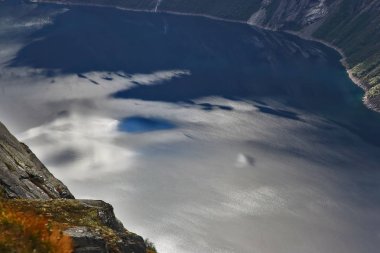 Troll'ü dil gölde su yansıması. Norveç