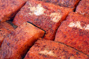 kırmızı balık fileto biber ile dilim tezgahın üstüne kesmek