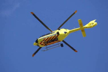 Helikopter gökyüzünde uçar