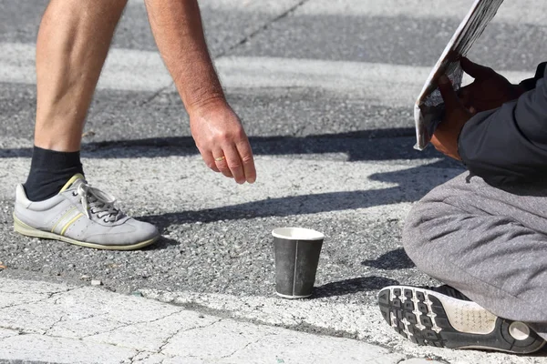 Die Hand Des Mannes Gibt Dem Armen Almosen — Stockfoto