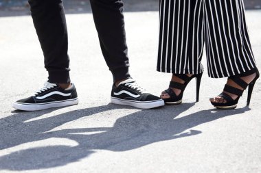 modaya uygun giyinmiş bacaklar erkekler ve kadınlar