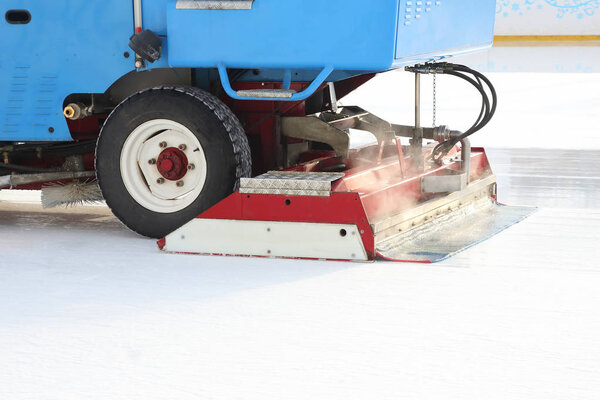 специальная машина для уборки льда очищает каток
