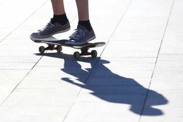 Jeunes Sur Une Planche Roulettes — Photo