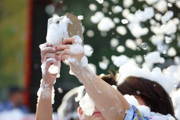 Gente Toma Una Selfie Con Teléfono Móvil Espuma Jabonosa Concierto — Foto de Stock