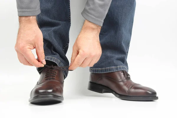 男子绑鞋带在经典的棕色牛津鞋 — 图库照片