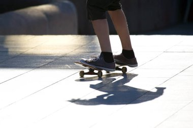 Gençler bir kaykay sürme