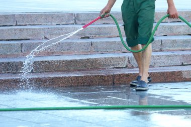 işçi şehir sokak sulama hortumu