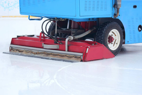 специальная машина для уборки льда очищает каток
