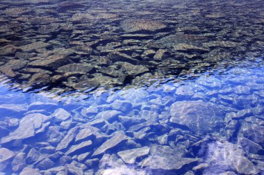 bir dağ gölü transparenc