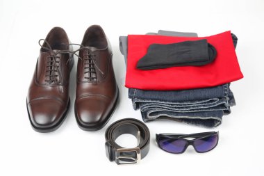Klasik erkek ayakkabı, kemer, gözlük ve beyaz adam giysi