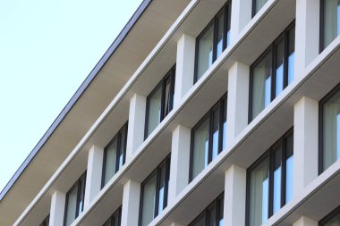 Mavi gökyüzü arka plan üzerinde Windows ile binanın cephe