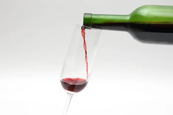 Rotwein Aus Der Grünen Flasche Wird Ein Glas Gegossen — Stockfoto