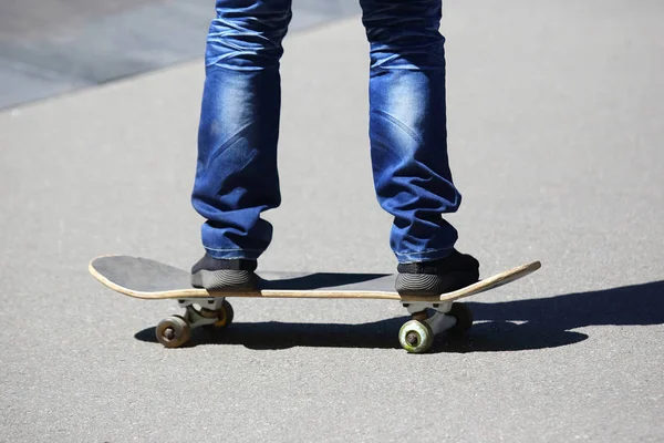 Piernas Hombre Rodando Tablero Rodillos — Foto de Stock