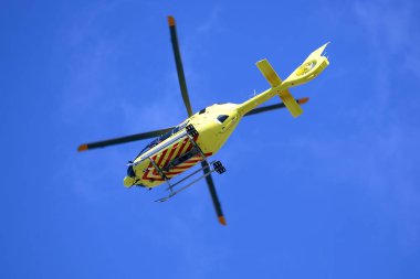 Helikopter gökyüzünde uçar