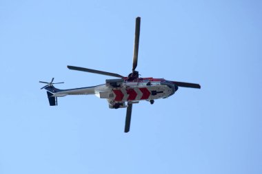 Helikopter gökyüzünde uçar