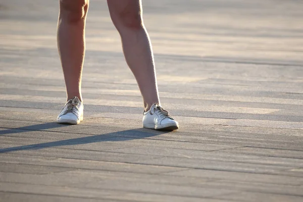 运动鞋的运动女孩的腿 — 图库照片
