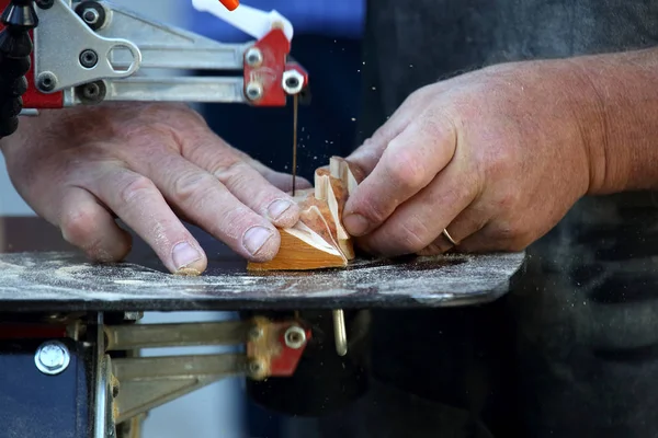 Man Processes Tree Electric Jigsaw Close — Stock Photo, Image