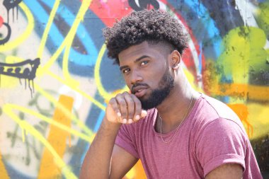 Şık bir siyah genç adamın portresi