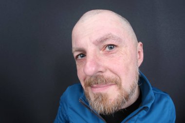 Gülümseyen portresi gri adam adam sakallı