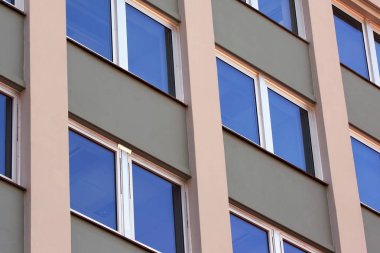 Pencereli binanın ön cephesi