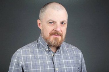 Bir katı sakallı adam üzerinde gri bir adam portresi