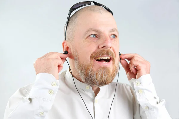 Бородатый Мужчина Наушниках Слушает Музыку — стоковое фото
