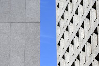 Pencereli binanın ön cephesi