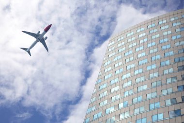 yolcu uçağı net bir büyük modern buildin arka plan üzerinde