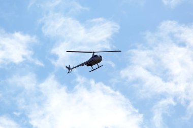 Helikopter gökyüzünde uçar