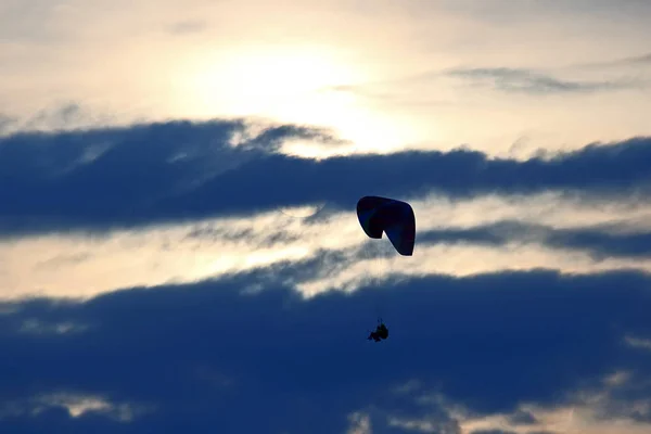 Gleitschirm Fliegt Auf Einem Flügel Den Himmel Gegen Die Untergehende — Stockfoto