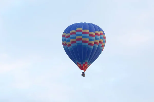 乘客气球在天空飞翔 — 图库照片