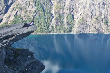 adam Troll dilinin ucunda. Norveç