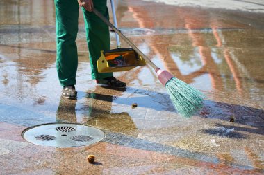 Kapıcı düşen yapraklar şehirden kaldırım temizler