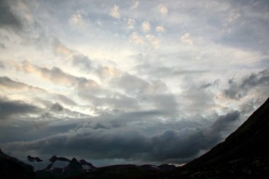 Dağ gölleri arka plan üzerinde sulu gün batımı. Jotunheimen Milli Parkı. Norveç