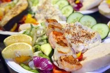 Büyük tepside deniz ürünleri salatası