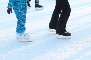 ayakları üzerinde paten adam buz pateni pisti üzerinde haddeleme