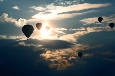 Birçok yolcu balon şafak arka plan bulut içinde sinek