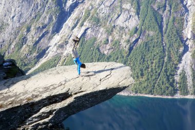 adam elinde Troll dil üzerinde duruyor. Norveç