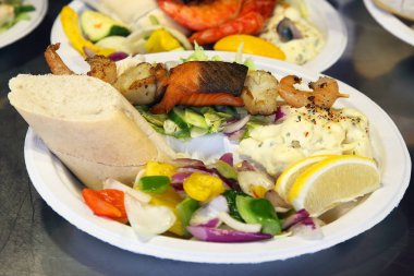 Büyük tepside deniz ürünleri salatası